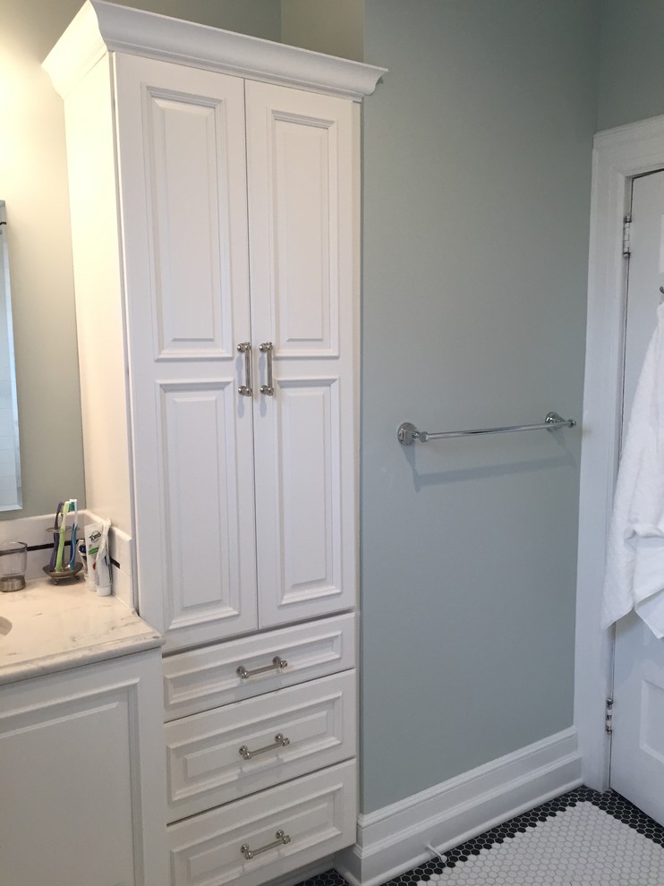 Foto på ett mellanstort vintage badrum för barn, med luckor med upphöjd panel, vita skåp, ett badkar i en alkov, en dusch/badkar-kombination, en toalettstol med separat cisternkåpa, vit kakel, porslinskakel, mosaikgolv, ett undermonterad handfat, bänkskiva i kvarts, blå väggar, vitt golv och dusch med duschdraperi