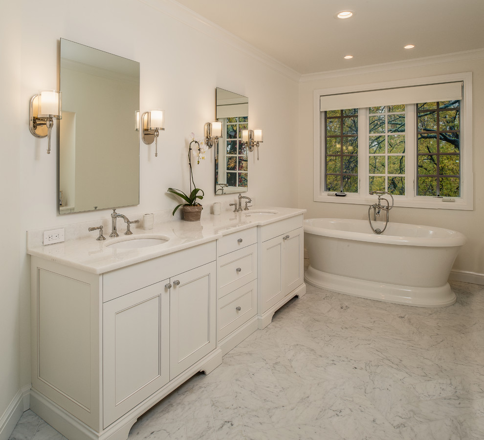 Bild på ett stort vintage en-suite badrum, med skåp i shakerstil, vita skåp, vit kakel, bänkskiva i kvarts, ett fristående badkar, en dusch i en alkov, porslinskakel, vita väggar, klinkergolv i porslin och ett undermonterad handfat