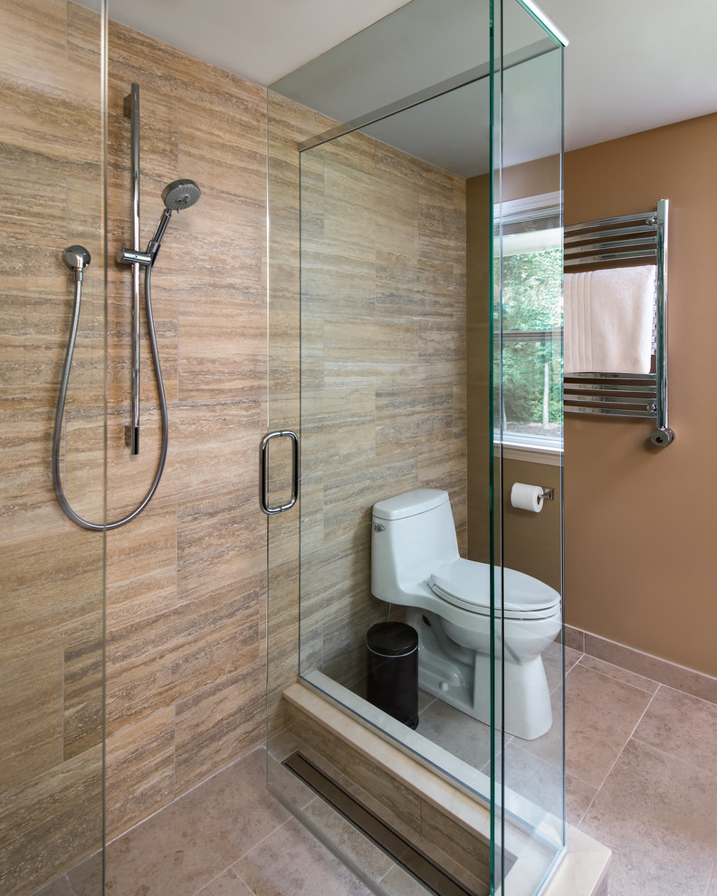 Пример оригинального дизайна: главная ванная комната среднего размера в современном стиле с угловым душем, унитазом-моноблоком, бежевой плиткой, врезной раковиной, плоскими фасадами, темными деревянными фасадами, мраморной столешницей, керамогранитной плиткой, бежевыми стенами, полом из керамогранита, серым полом, душем с распашными дверями, бежевой столешницей и окном
