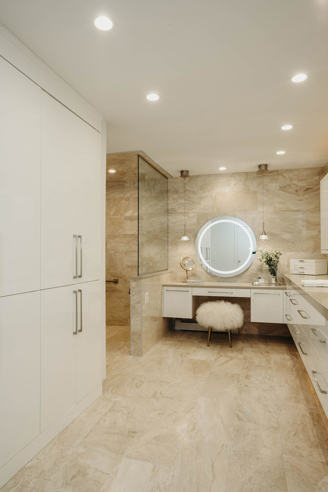 Пример оригинального дизайна: большая главная ванная комната в современном стиле с плоскими фасадами, белыми фасадами, душем в нише, бежевой плиткой, мраморной плиткой, бежевыми стенами, мраморным полом, врезной раковиной, столешницей из искусственного кварца, бежевым полом, открытым душем, бежевой столешницей и унитазом-моноблоком