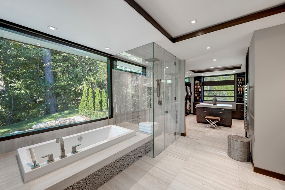 Modelo de cuarto de baño principal actual con baldosas y/o azulejos grises, paredes grises y suelo gris