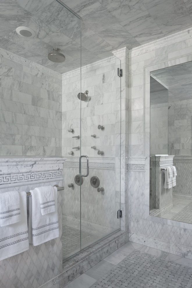 Esempio di una stanza da bagno padronale chic con lavabo sottopiano, ante bianche, top in marmo, piastrelle grigie, piastrelle in pietra e pavimento in marmo