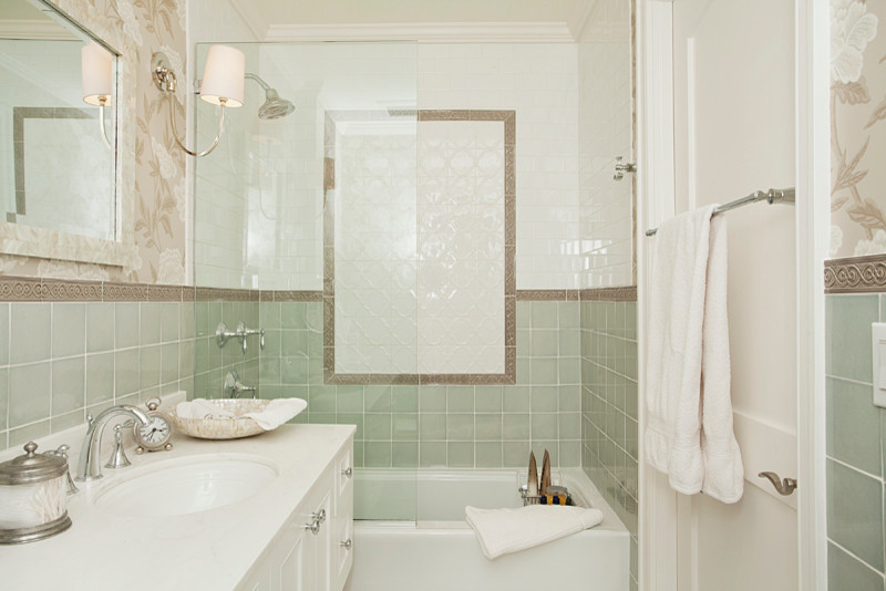 Foto på ett mellanstort vintage en-suite badrum, med ett undermonterad handfat, luckor med infälld panel, vita skåp, marmorbänkskiva, ett hörnbadkar, en dusch/badkar-kombination, en toalettstol med hel cisternkåpa, grön kakel, keramikplattor och beige väggar