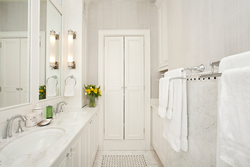 Источник вдохновения для домашнего уюта: ванная комната среднего размера в классическом стиле с врезной раковиной, фасадами с утопленной филенкой, белыми фасадами, мраморной столешницей, двойным душем, унитазом-моноблоком, белой плиткой, керамической плиткой, серыми стенами, полом из мозаичной плитки и душевой кабиной
