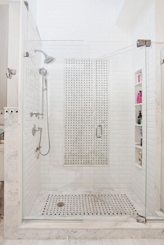 Пример оригинального дизайна: ванная комната среднего размера в классическом стиле с врезной раковиной, фасадами с утопленной филенкой, белыми фасадами, мраморной столешницей, унитазом-моноблоком, белой плиткой, керамической плиткой, серыми стенами, полом из мозаичной плитки, душевой кабиной и душем в нише