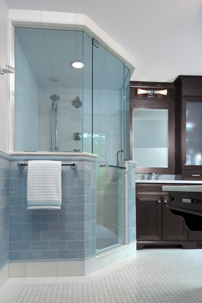 Idée de décoration pour une salle de bain principale tradition avec une baignoire encastrée, un carrelage bleu et un carrelage de pierre.