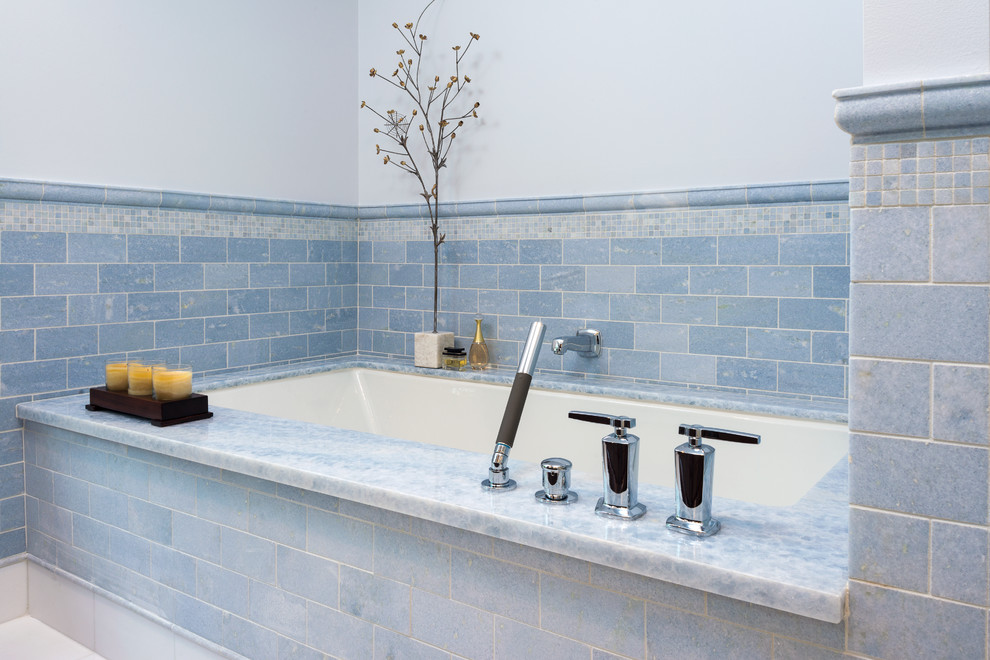 Inspiration för klassiska en-suite badrum, med ett undermonterat badkar, blå kakel och stenkakel