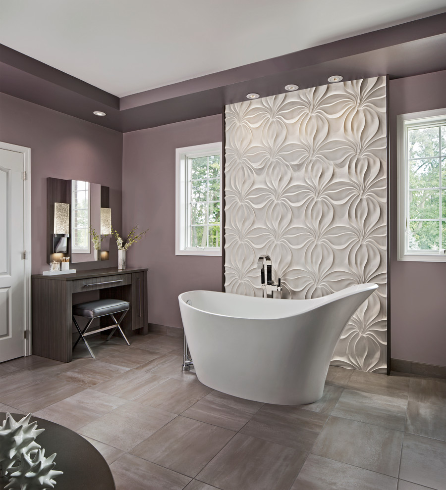 Cette photo montre une très grande salle de bain principale tendance en bois brun avec un placard à porte plane, une baignoire indépendante, WC à poser, un carrelage marron, des carreaux de porcelaine, un mur violet, un sol en carrelage de porcelaine, une vasque, un plan de toilette en quartz modifié, un sol gris et un plan de toilette gris.