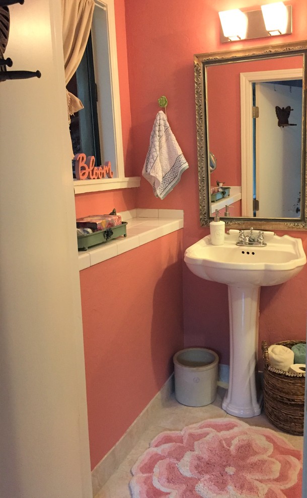 Immagine di una piccola stanza da bagno stile shabby con pareti rosa, pavimento in gres porcellanato, lavabo a colonna e pavimento beige