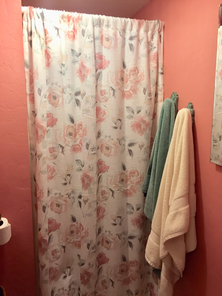 На фото: маленькая ванная комната в стиле шебби-шик с розовыми стенами, полом из керамогранита, раковиной с пьедесталом и бежевым полом для на участке и в саду с
