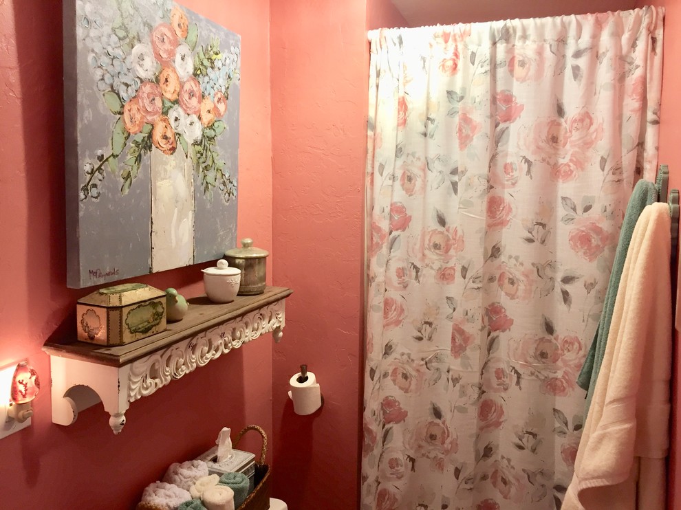 Aménagement d'une petite salle de bain romantique avec un mur rose, un sol en carrelage de porcelaine, un lavabo de ferme et un sol beige.