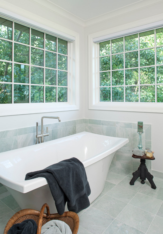 На фото: большая главная ванная комната в классическом стиле с отдельно стоящей ванной, зеленой плиткой, белыми стенами, двойным душем, каменной плиткой, мраморным полом, врезной раковиной, фасадами с утопленной филенкой, белыми фасадами, мраморной столешницей и серым полом с