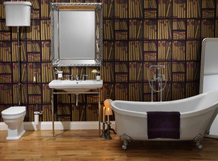 Modelo de cuarto de baño de estilo americano grande con lavabo suspendido, encimera de mármol, bañera exenta, sanitario de una pieza y suelo de madera clara