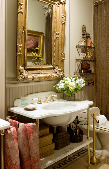 Idée de décoration pour une petite salle de bain principale avec un plan vasque, un plan de toilette en marbre, une baignoire posée, un combiné douche/baignoire, un carrelage jaune, mosaïque, un mur beige et un sol en carrelage de céramique.
