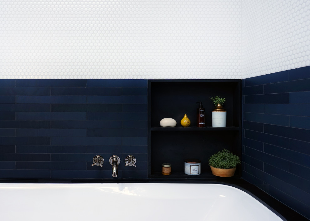 Idéer för ett modernt vit en-suite badrum, med släta luckor, blå skåp, ett undermonterat badkar, en hörndusch, en toalettstol med hel cisternkåpa, flerfärgad kakel, keramikplattor, flerfärgade väggar, mosaikgolv, ett undermonterad handfat, bänkskiva i akrylsten, flerfärgat golv och dusch med gångjärnsdörr