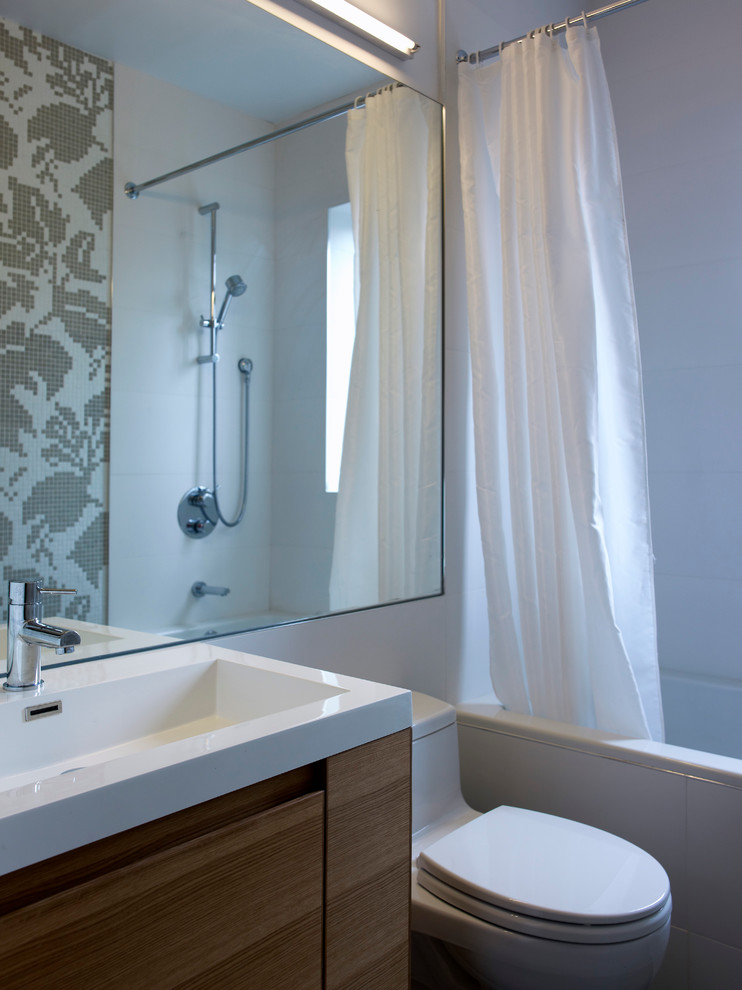 На фото: ванная комната в стиле модернизм с плиткой мозаикой