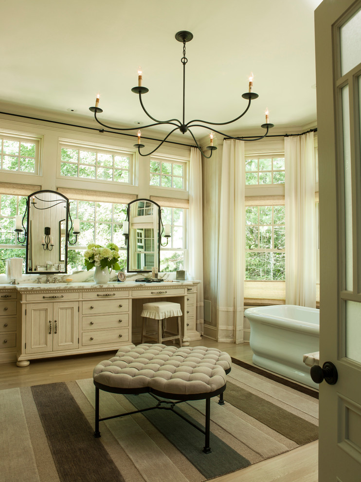 Foto di una stanza da bagno padronale shabby-chic style con ante beige e vasca freestanding