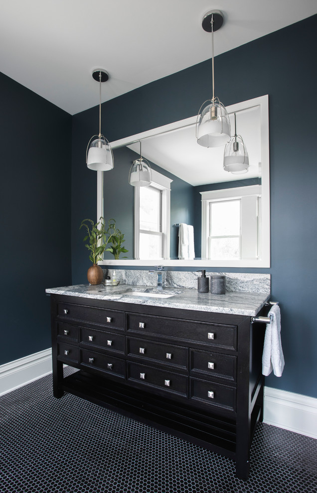 На фото: огромная главная ванная комната в классическом стиле с фасадами островного типа, черными фасадами, отдельно стоящей ванной, угловым душем, унитазом-моноблоком, белой плиткой, керамической плиткой, синими стенами, полом из мозаичной плитки, врезной раковиной, столешницей из гранита, черным полом, душем с распашными дверями и белой столешницей с