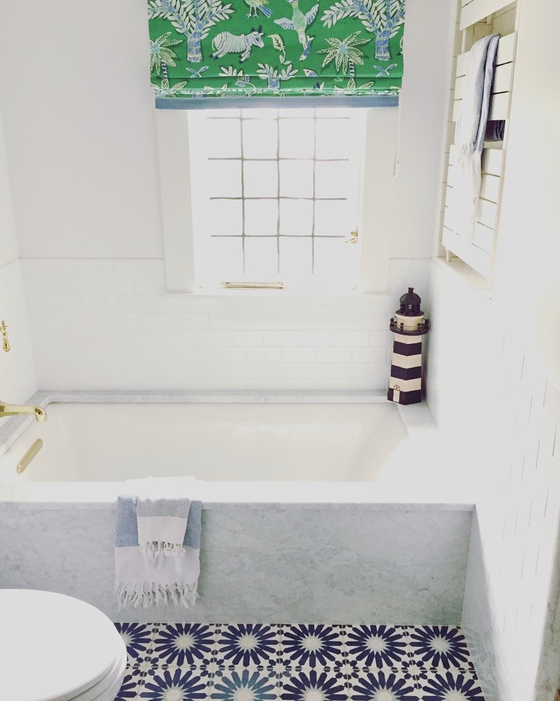 Idéer för att renovera ett stort eklektiskt badrum för barn, med skåp i shakerstil, blå skåp, ett undermonterat badkar, en dusch i en alkov, en toalettstol med separat cisternkåpa, vit kakel, tunnelbanekakel, vita väggar, ett undermonterad handfat, marmorbänkskiva och klinkergolv i keramik