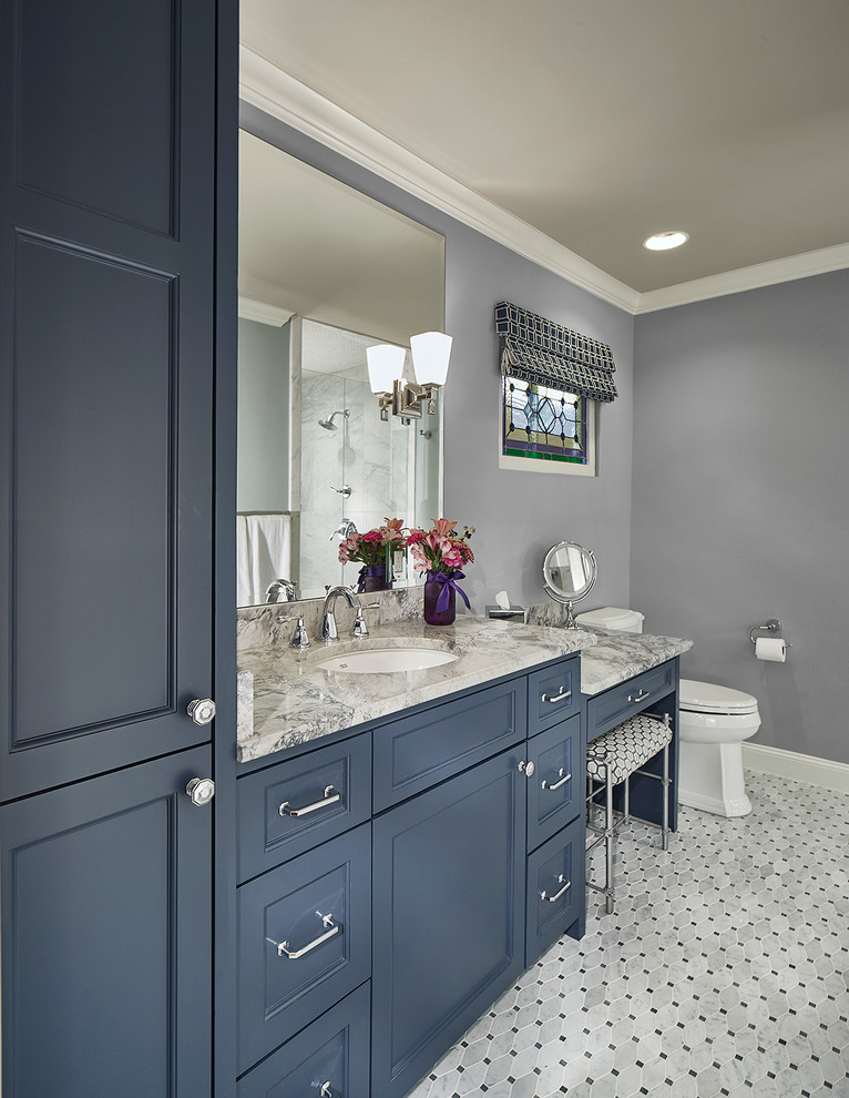 Inredning av ett klassiskt mellanstort en-suite badrum, med luckor med infälld panel, blå skåp, en dusch i en alkov, en toalettstol med separat cisternkåpa, grå kakel, mosaik, lila väggar, mosaikgolv, ett undermonterad handfat, marmorbänkskiva, grått golv och dusch med gångjärnsdörr
