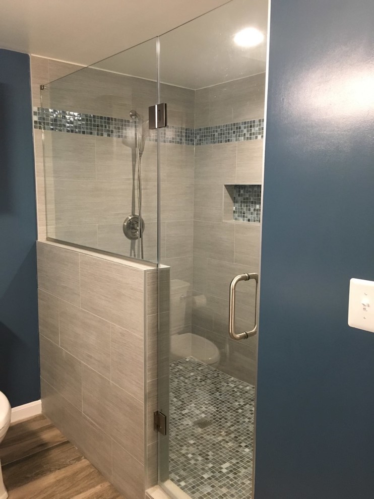 Modernes Badezimmer En Suite mit grauen Fliesen, blauer Wandfarbe und blauem Boden in Washington, D.C.