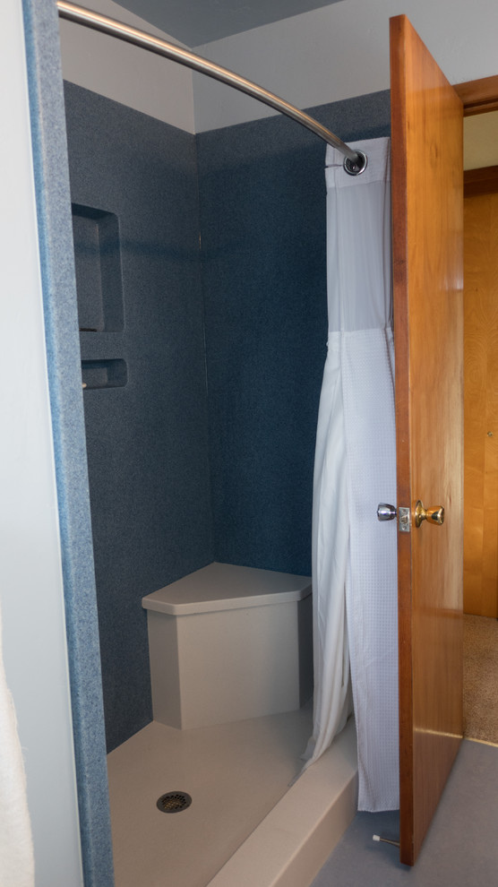 Idée de décoration pour une salle de bain design de taille moyenne avec un placard à porte shaker, des portes de placard blanches, WC séparés, un mur bleu, un sol en linoléum, un lavabo intégré, un plan de toilette en surface solide, un sol bleu et une cabine de douche avec un rideau.