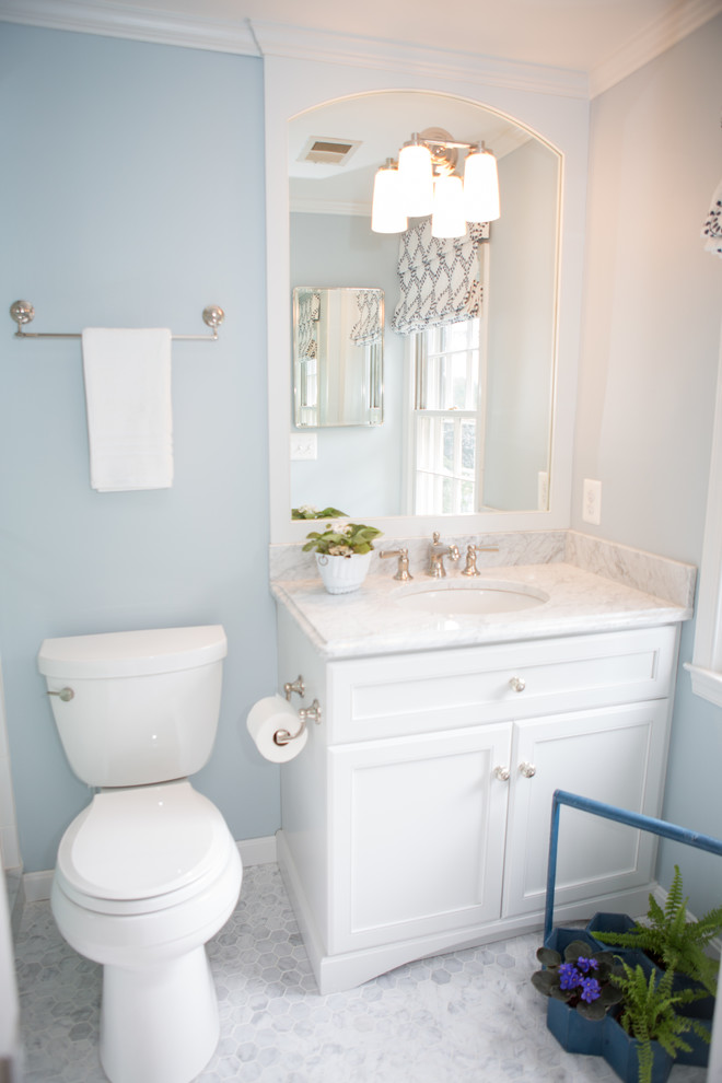 Idéer för ett litet klassiskt en-suite badrum, med ett undermonterad handfat, släta luckor, grå skåp, marmorbänkskiva, en öppen dusch, vit kakel, mosaik, blå väggar och marmorgolv
