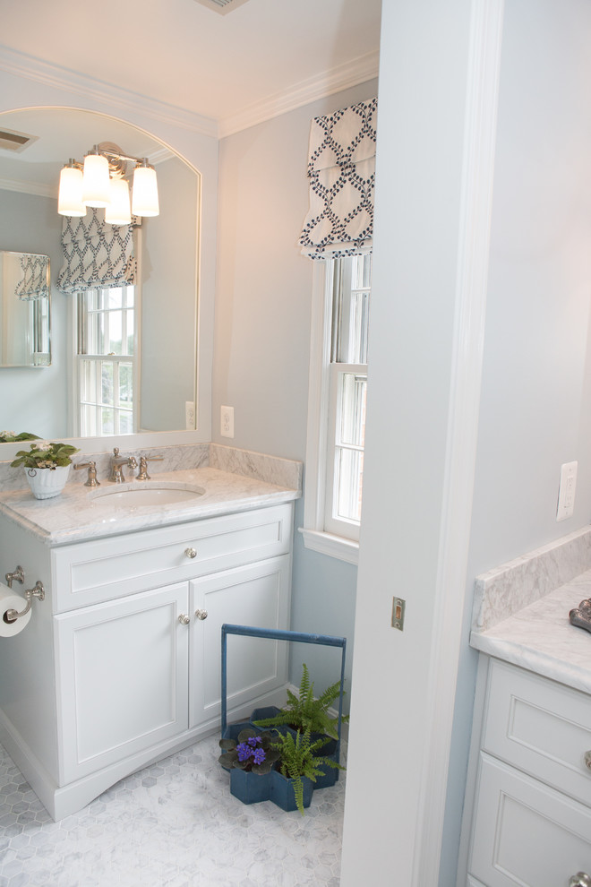 Inredning av ett klassiskt litet en-suite badrum, med ett undermonterad handfat, släta luckor, grå skåp, marmorbänkskiva, en öppen dusch, vit kakel, mosaik, blå väggar och marmorgolv