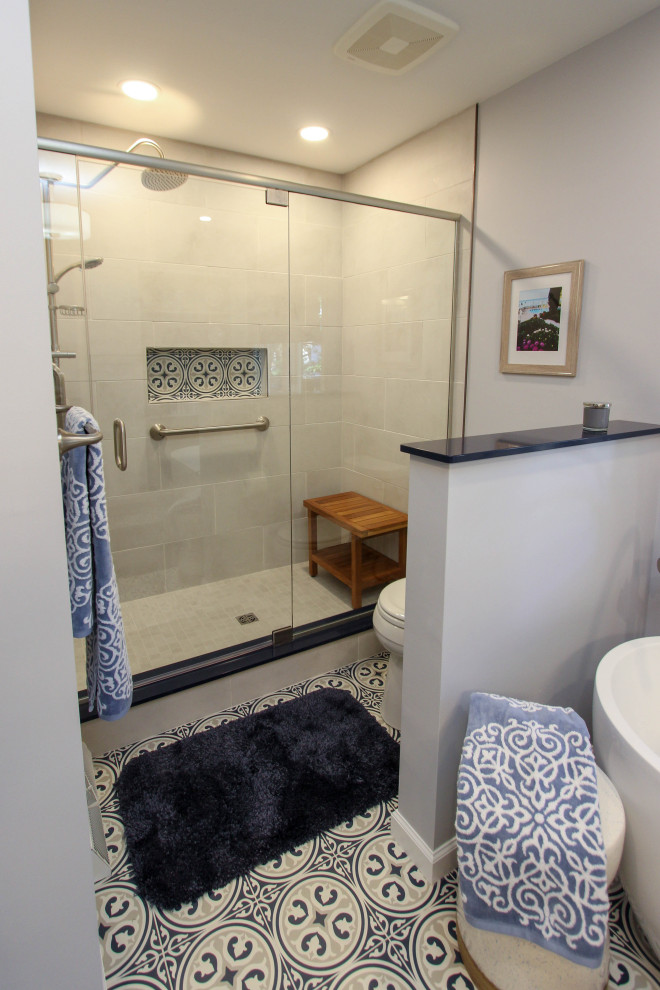 Свежая идея для дизайна: главная ванная комната среднего размера в стиле неоклассика (современная классика) с плоскими фасадами, серыми фасадами, отдельно стоящей ванной, угловым душем, раздельным унитазом, серой плиткой, плиткой кабанчик, серыми стенами, полом из известняка, врезной раковиной, столешницей из искусственного кварца, синим полом, душем с распашными дверями и синей столешницей - отличное фото интерьера