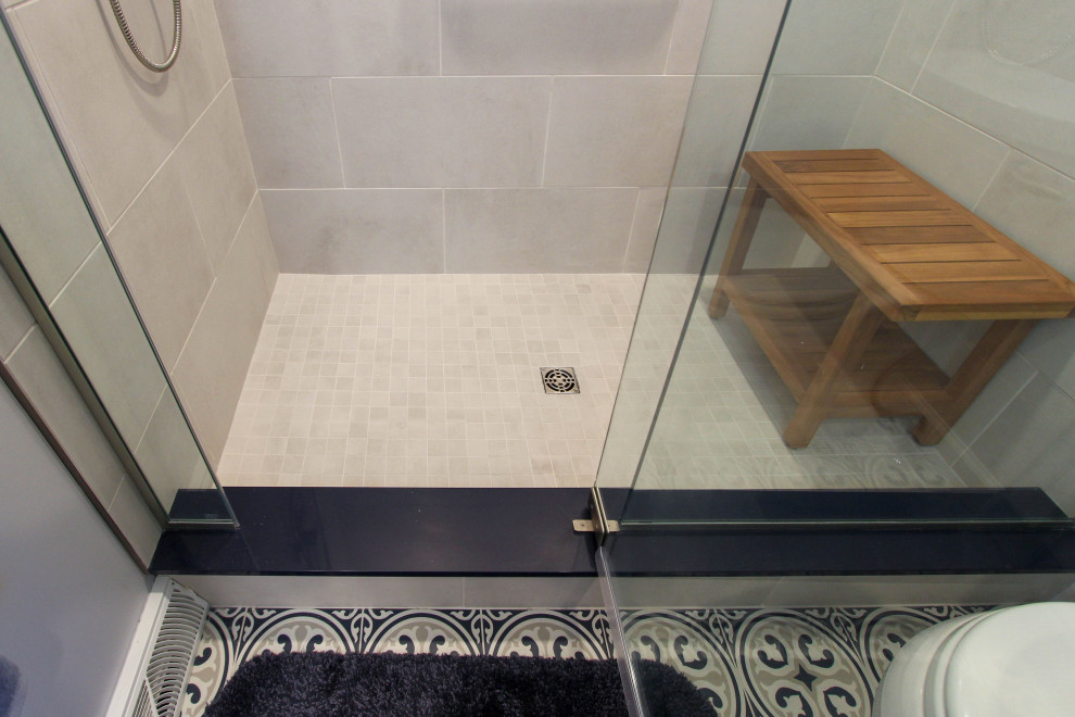 На фото: главная ванная комната среднего размера в стиле неоклассика (современная классика) с плоскими фасадами, серыми фасадами, отдельно стоящей ванной, угловым душем, раздельным унитазом, серой плиткой, плиткой кабанчик, серыми стенами, полом из известняка, врезной раковиной, столешницей из искусственного кварца, синим полом, душем с распашными дверями и синей столешницей