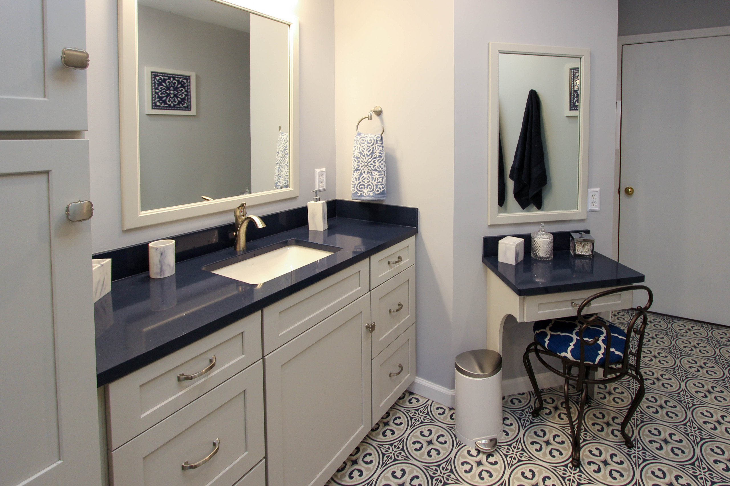 Blue And White Bathroom With Soaking Tub