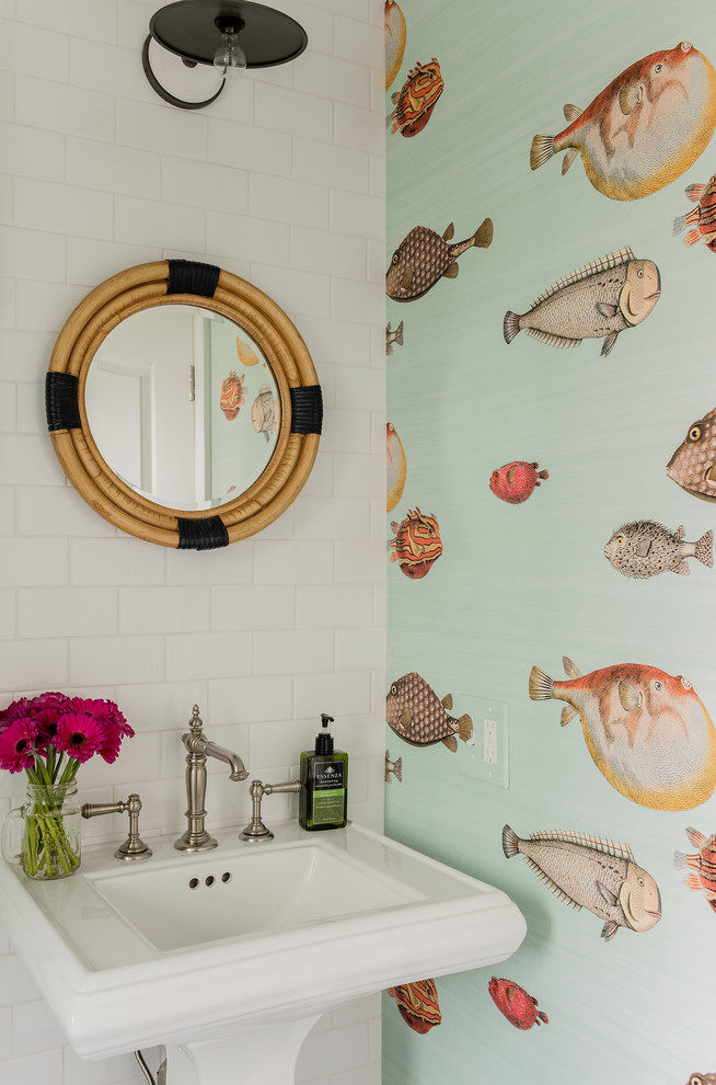 Kleines Maritimes Badezimmer mit Wandtoilette mit Spülkasten, weißen Fliesen, blauer Wandfarbe, Keramikboden, Sockelwaschbecken und blauem Boden in Boston