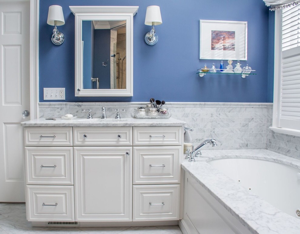Großes Klassisches Badezimmer En Suite mit verzierten Schränken, weißen Schränken, Unterbauwanne, grauen Fliesen, blauer Wandfarbe, Marmorboden, Marmor-Waschbecken/Waschtisch und grauem Boden in Cleveland
