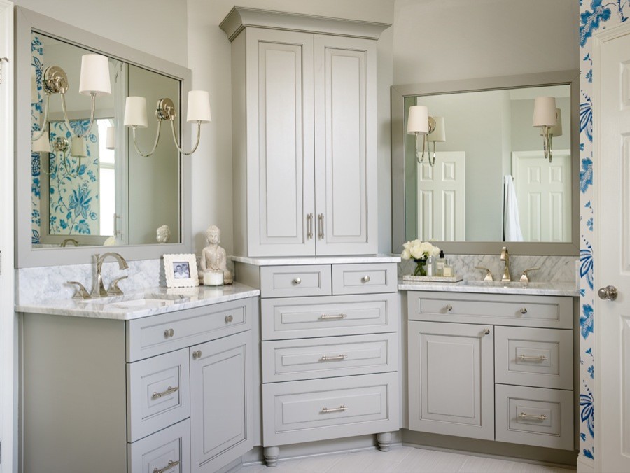 Exempel på ett stort modernt en-suite badrum, med ett nedsänkt handfat, skåp i shakerstil, grå skåp, marmorbänkskiva, ett fristående badkar, en hörndusch, en toalettstol med hel cisternkåpa, grå kakel, porslinskakel, grå väggar och klinkergolv i porslin
