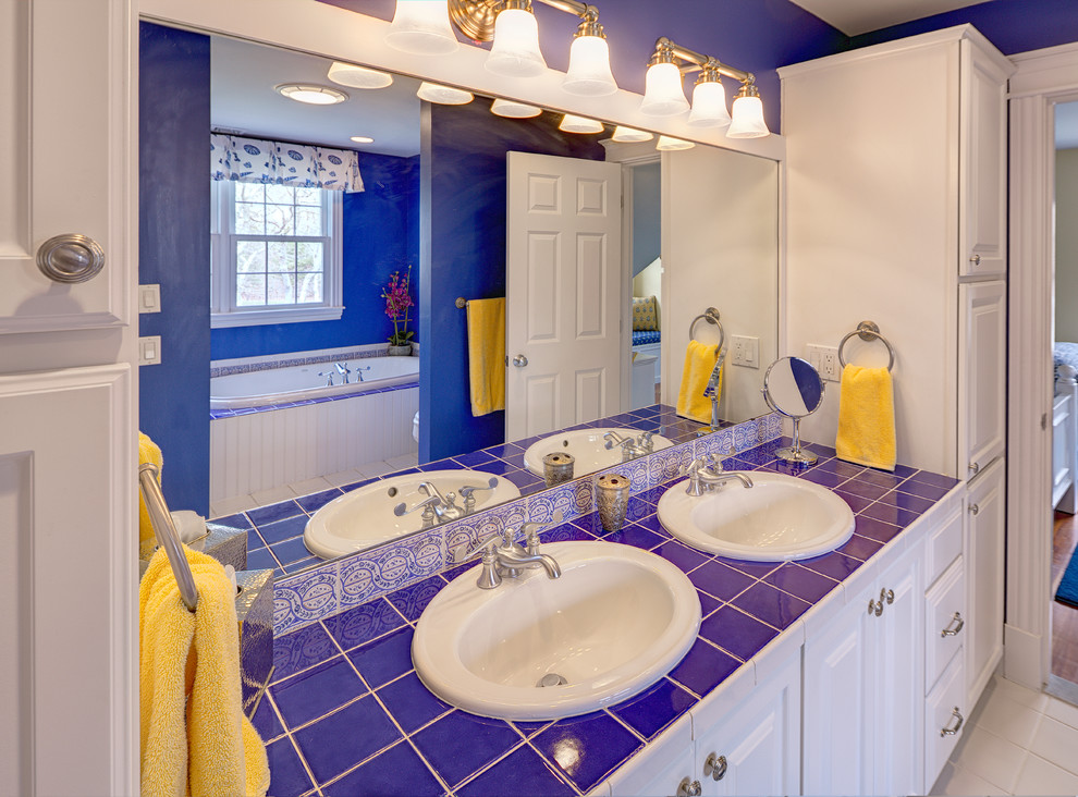 Foto di una stanza da bagno per bambini chic di medie dimensioni con top piastrellato, vasca ad alcova, piastrelle blu, pareti blu, lavabo da incasso, ante con bugna sagomata, ante bianche, piastrelle in ceramica e pavimento con piastrelle in ceramica