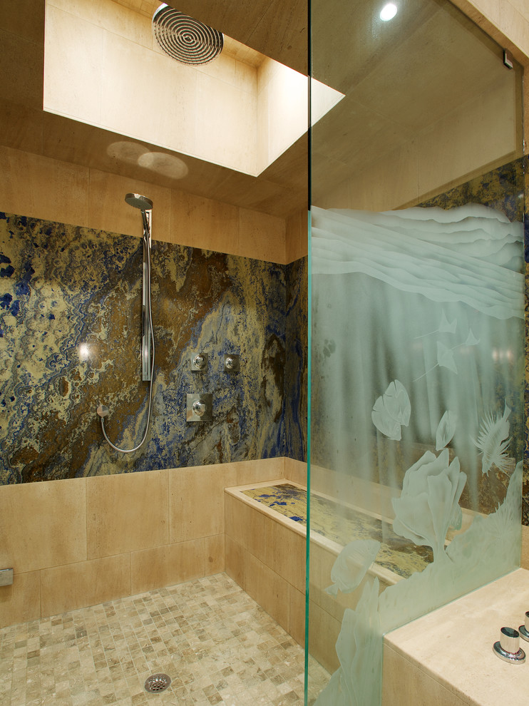 Aménagement d'une douche en alcôve principale méditerranéenne de taille moyenne avec une baignoire encastrée, un carrelage beige, un carrelage multicolore, des carreaux de céramique, un mur beige, un sol en carrelage de céramique, un sol beige et aucune cabine.