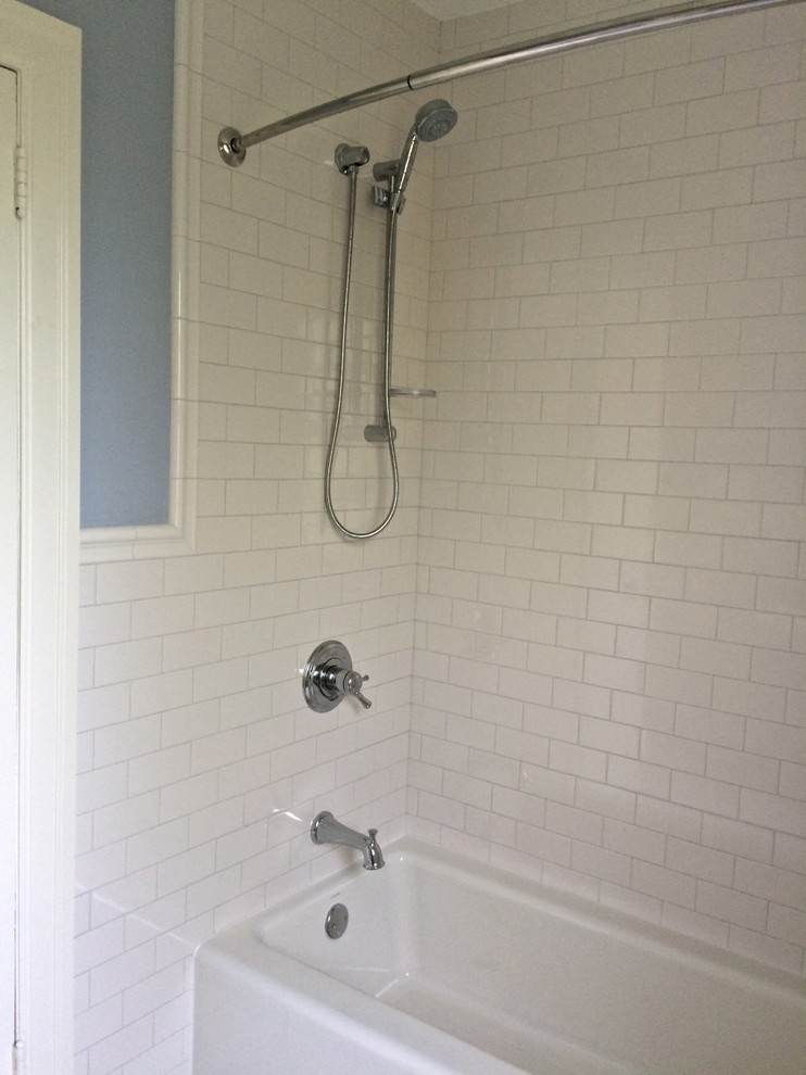 Immagine di una stanza da bagno per bambini classica di medie dimensioni con piastrelle bianche, piastrelle in ceramica, pareti blu, pavimento con piastrelle in ceramica e lavabo a colonna