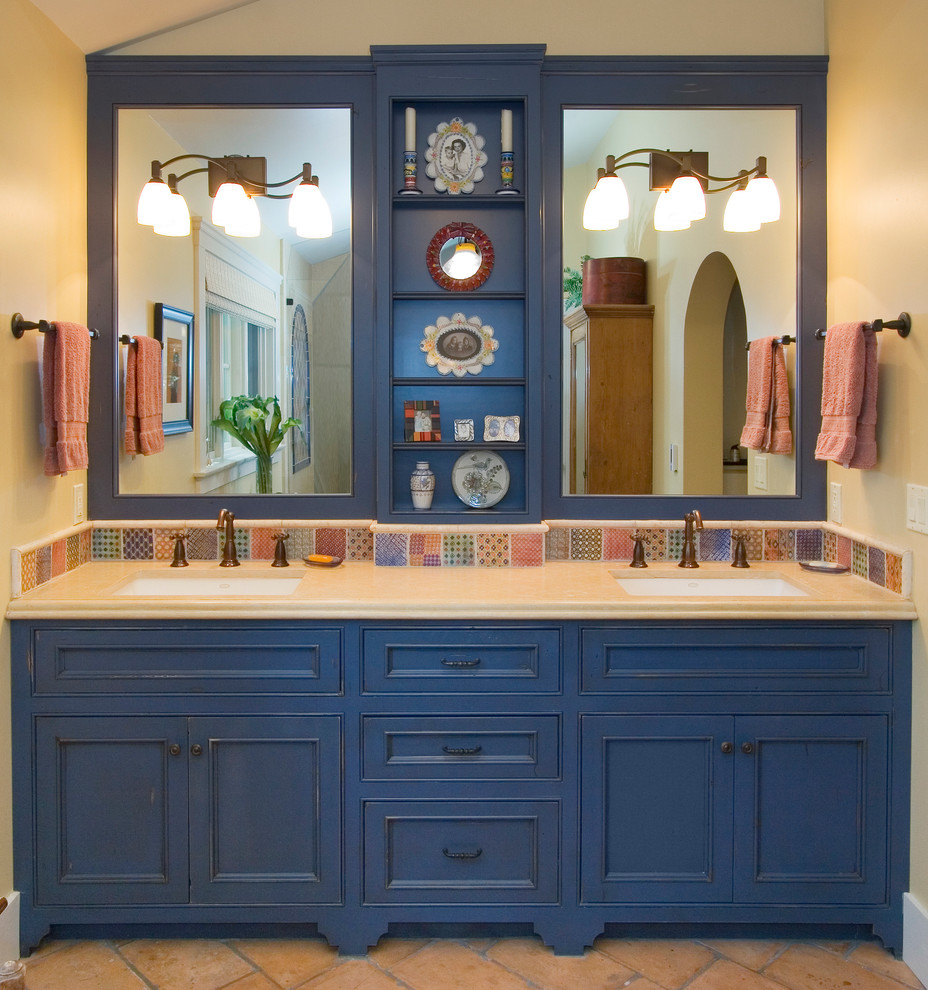Свежая идея для дизайна: главная ванная комната среднего размера в стиле фьюжн с фасадами с декоративным кантом, синими фасадами, бежевыми стенами, душем в нише, разноцветной плиткой, керамогранитной плиткой, полом из терракотовой плитки, врезной раковиной, столешницей из искусственного камня, бежевым полом и душем с распашными дверями - отличное фото интерьера