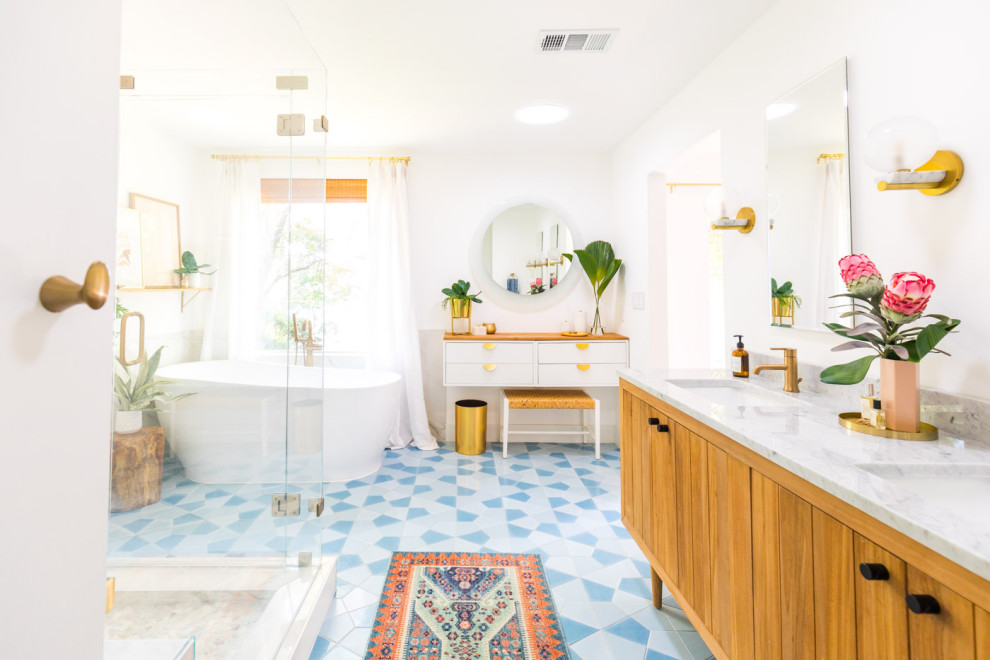 Eklektisches Badezimmer mit hellbraunen Holzschränken, freistehender Badewanne, weißer Wandfarbe, Keramikboden, Marmor-Waschbecken/Waschtisch, blauem Boden und weißer Waschtischplatte in Houston