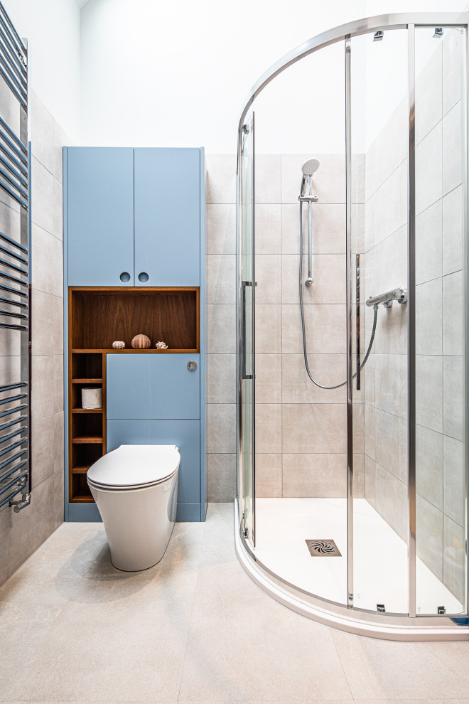 Immagine di una stanza da bagno per bambini minimalista di medie dimensioni con ante blu, piastrelle grigie, pareti grigie, top in legno, pavimento grigio, porta doccia scorrevole, top marrone e un lavabo