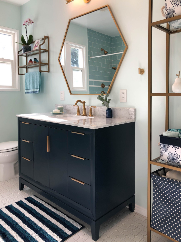 Свежая идея для дизайна: ванная комната в современном стиле с плоскими фасадами, черными фасадами, душем в нише, синей плиткой, плиткой кабанчик, синими стенами, душевой кабиной, врезной раковиной, серым полом, шторкой для ванной и серой столешницей - отличное фото интерьера