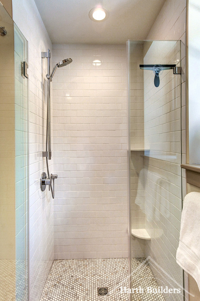 Идея дизайна: маленькая главная ванная комната в стиле неоклассика (современная классика) с фасадами с выступающей филенкой, бежевыми фасадами, душем в нише, раздельным унитазом, белой плиткой, плиткой кабанчик, бежевыми стенами, полом из мозаичной плитки, врезной раковиной, столешницей из гранита, белым полом, душем с распашными дверями и черной столешницей для на участке и в саду