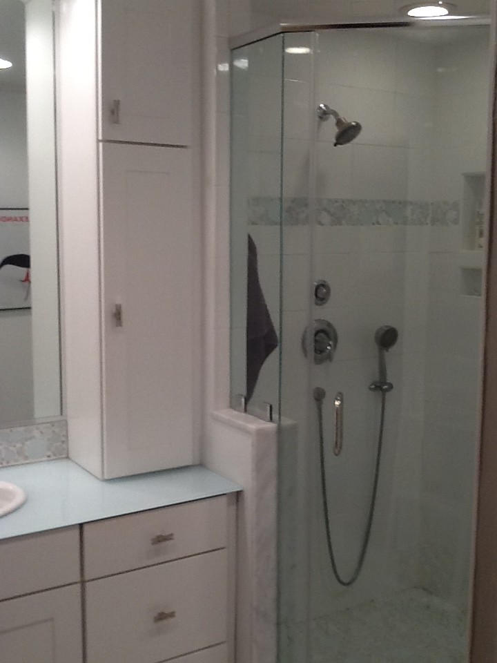 Источник вдохновения для домашнего уюта: главная ванная комната среднего размера в стиле фьюжн с белыми фасадами, угловым душем, раздельным унитазом, синей плиткой, серой плиткой, накладной раковиной, стеклянной столешницей, душем с распашными дверями, белым полом, фасадами с утопленной филенкой, керамической плиткой, бежевыми стенами, полом из керамогранита и зеленой столешницей