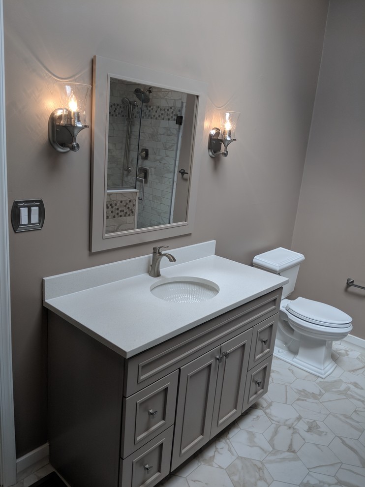 Imagen de cuarto de baño principal clásico renovado de tamaño medio con armarios estilo shaker, puertas de armario beige, sanitario de dos piezas, lavabo bajoencimera, encimera de cuarzo compacto y encimeras blancas