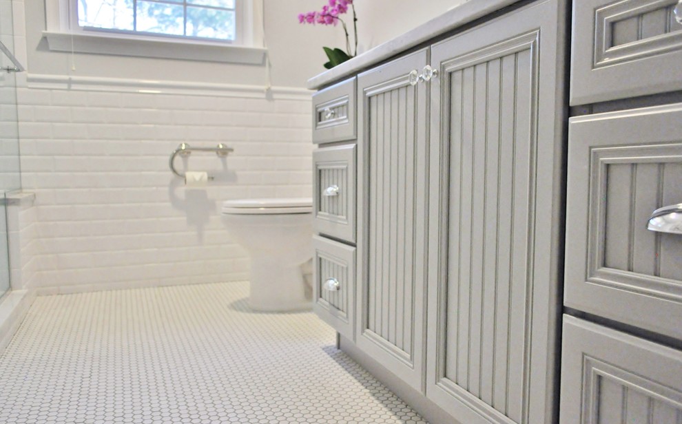 Пример оригинального дизайна: маленькая главная ванная комната в классическом стиле с накладной раковиной, фасадами с утопленной филенкой, серыми фасадами, мраморной столешницей, душем в нише, раздельным унитазом, белой плиткой, керамогранитной плиткой, серыми стенами и полом из мозаичной плитки для на участке и в саду