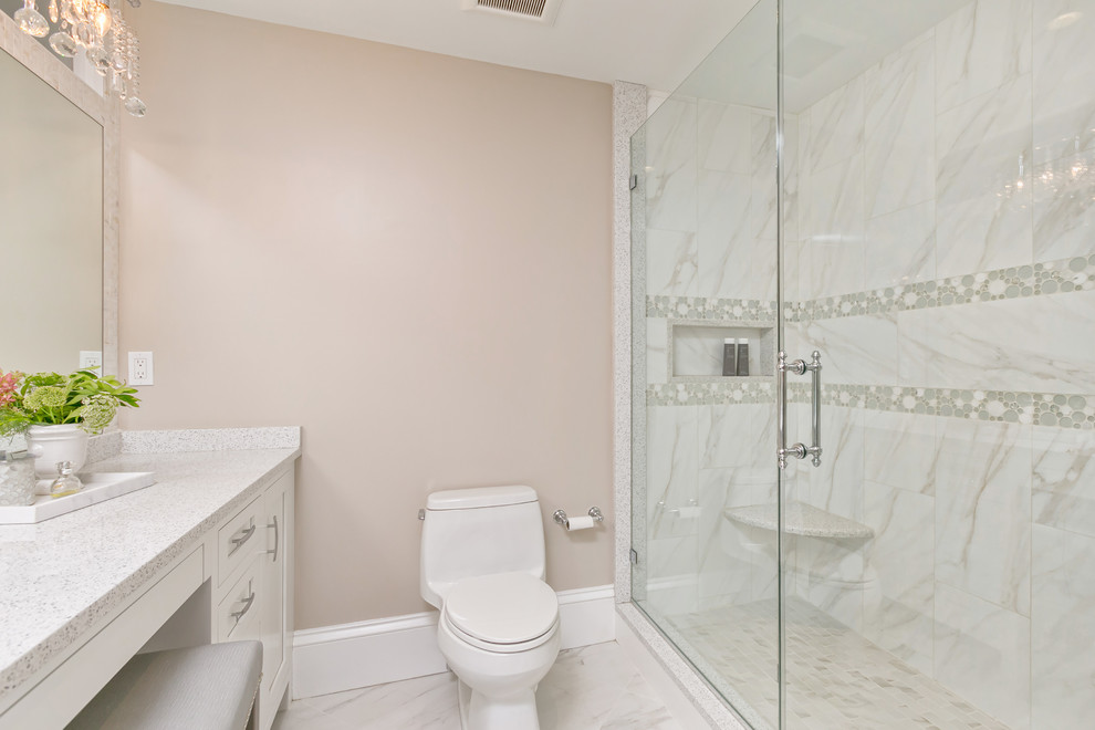 На фото: детская ванная комната среднего размера в стиле неоклассика (современная классика) с фасадами в стиле шейкер, душем в нише, унитазом-моноблоком, керамогранитной плиткой, бежевыми стенами, полом из керамогранита, подвесной раковиной, столешницей из кварцита, белым полом, душем с распашными дверями и желтой столешницей с