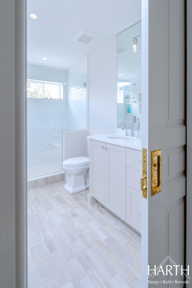 Idées déco pour une grande salle de bain classique avec un placard à porte shaker, des portes de placard beiges, WC séparés, un carrelage blanc, un carrelage métro, un mur beige, un sol en carrelage de porcelaine, un lavabo encastré, un plan de toilette en quartz modifié, un sol beige, une cabine de douche à porte battante, un plan de toilette blanc, un banc de douche, meuble double vasque et meuble-lavabo encastré.