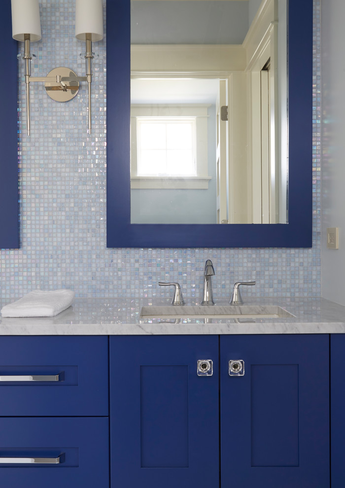 На фото: маленькая детская ванная комната в классическом стиле с фасадами в стиле шейкер, синими фасадами, синей плиткой, плиткой из листового стекла, синими стенами, мраморным полом, мраморной столешницей, серым полом и серой столешницей для на участке и в саду с