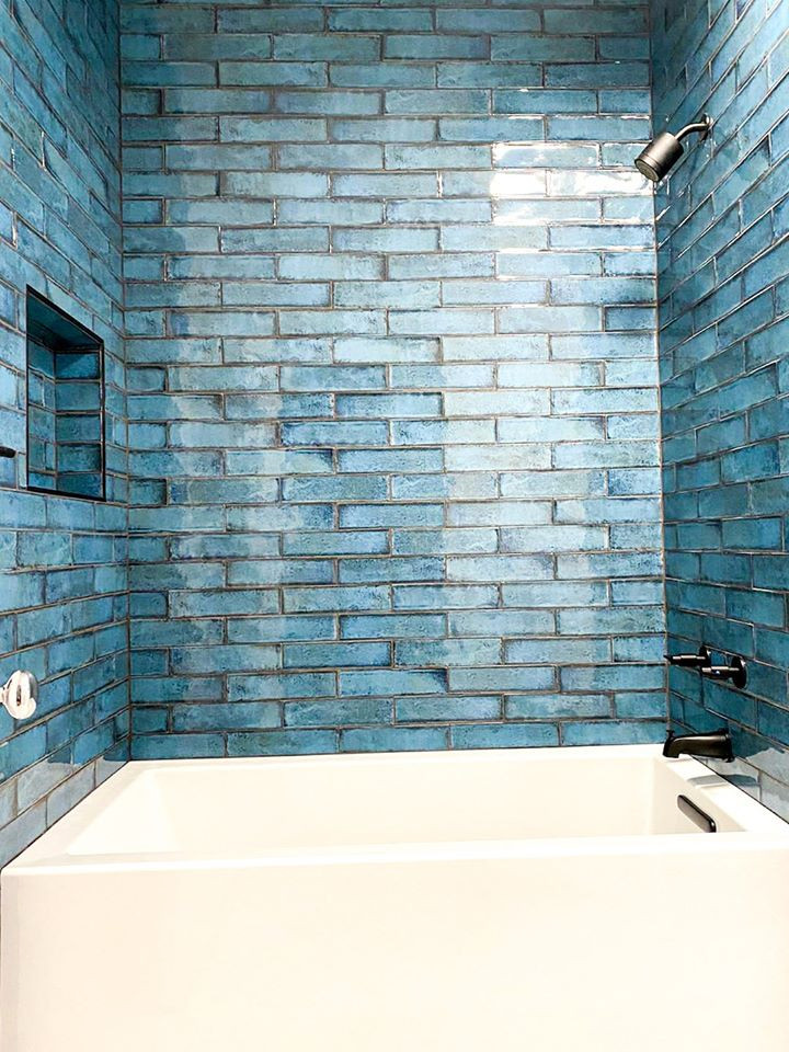 Modern inredning av ett mellanstort en-suite badrum, med vita skåp, ett badkar i en alkov, en dusch/badkar-kombination, blå kakel, keramikplattor, vita väggar, ett undermonterad handfat och med dusch som är öppen