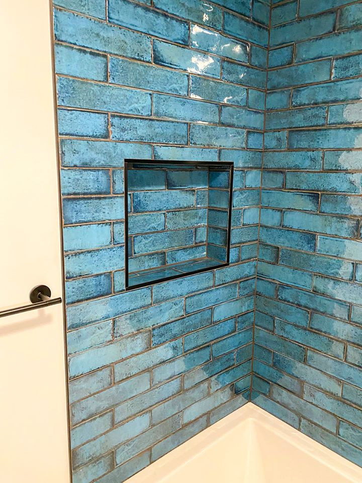 Пример оригинального дизайна: главная ванная комната среднего размера в стиле модернизм с белыми фасадами, ванной в нише, душем над ванной, синей плиткой, керамической плиткой, белыми стенами, врезной раковиной, открытым душем и тумбой под одну раковину